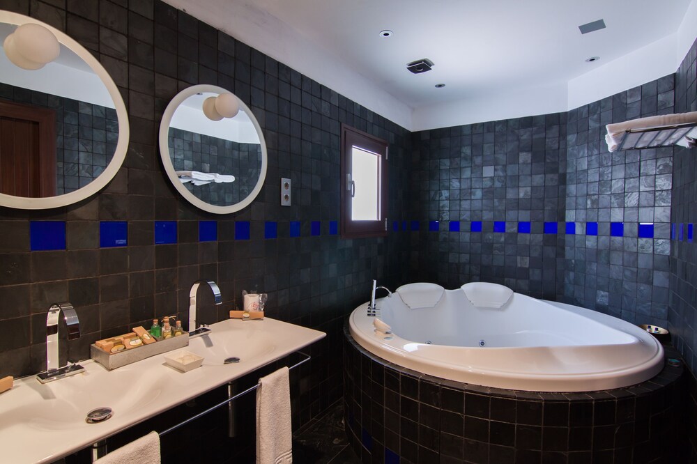 Junior Suite - Bathroom
