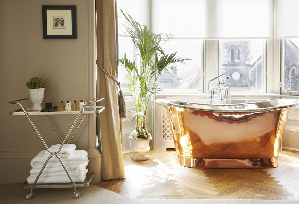 Deep Soaking Bathtub