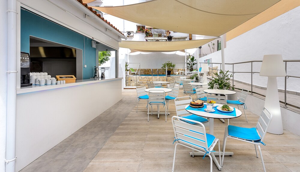 Poolside Bar
