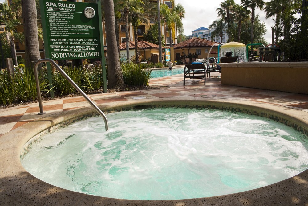 Outdoor spa tub, Floridays Resort Orlando