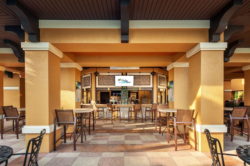 Bar junto a la piscina