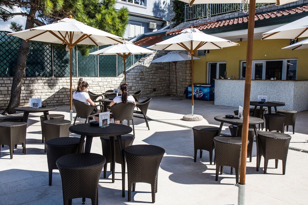 Poolside Bar