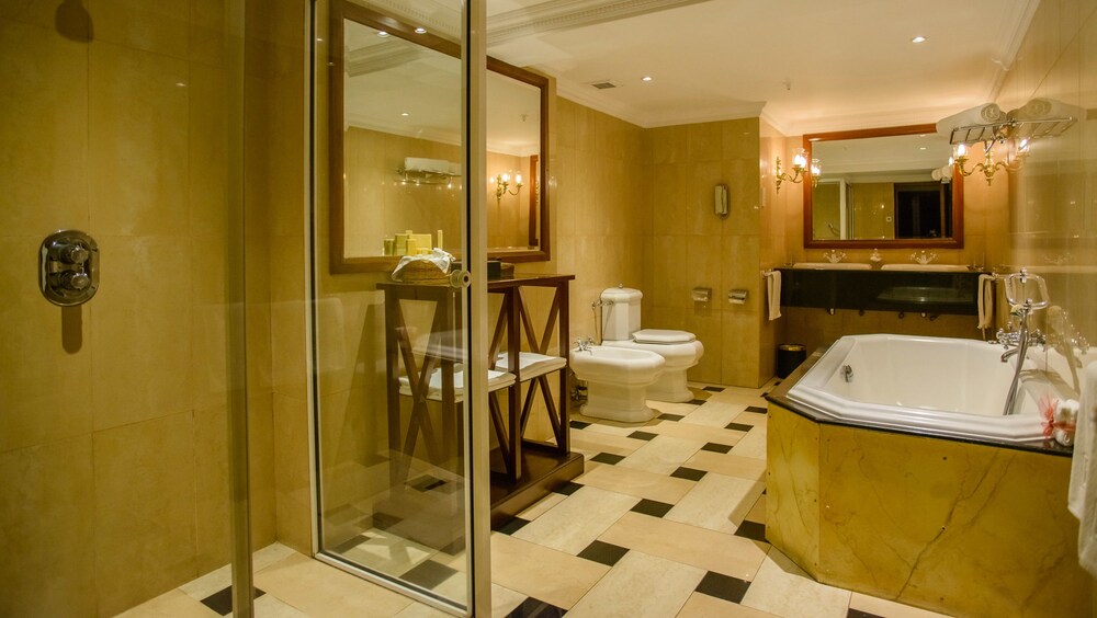 Deep Soaking Bathtub