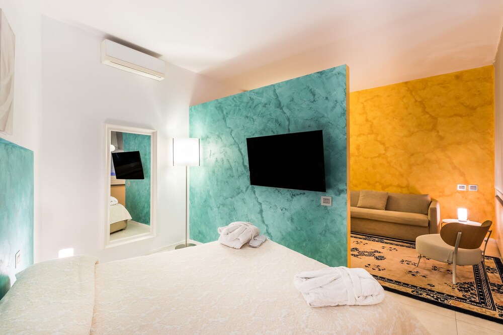 Loft (Modern) - Guestroom