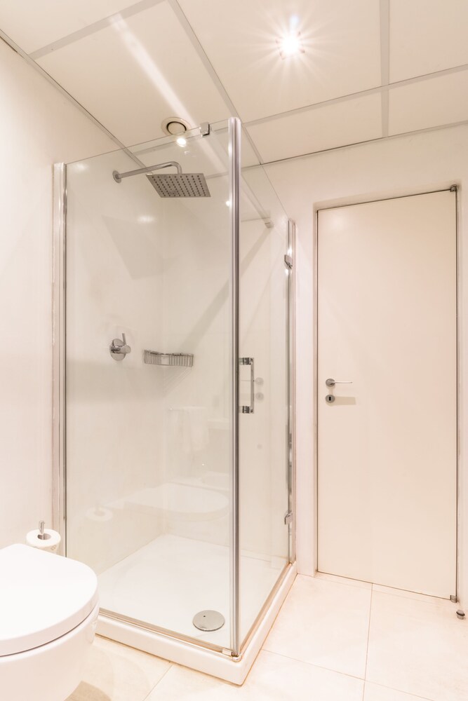 Loft (Modern) - Bathroom