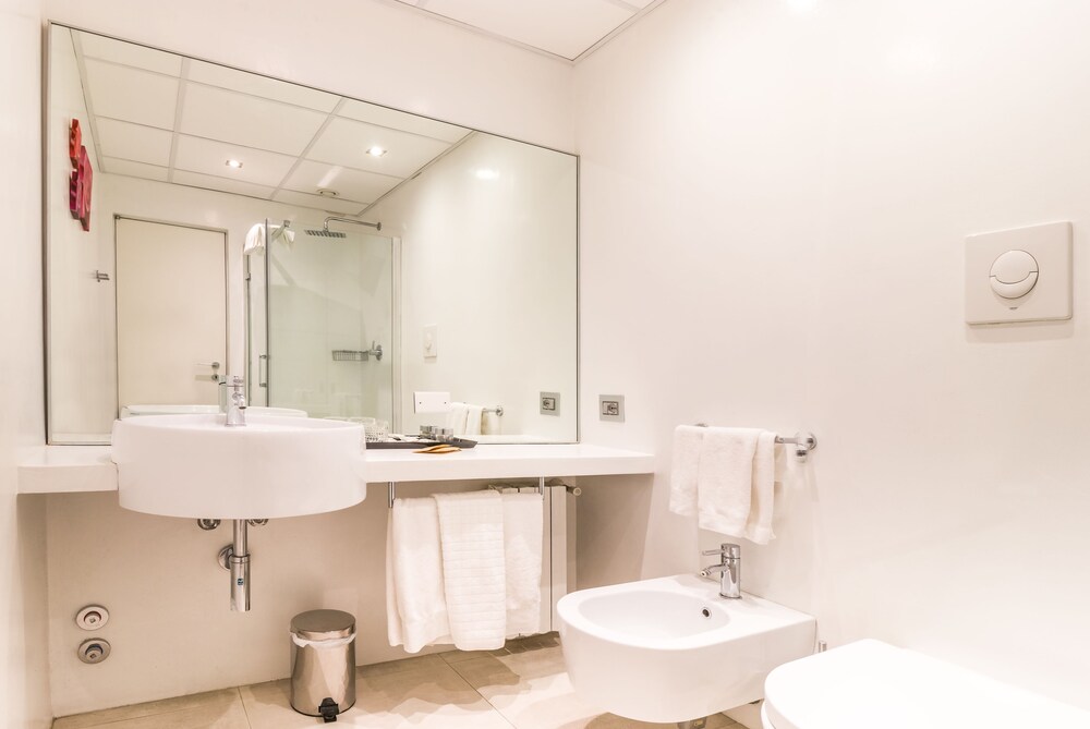 Loft (Modern) - Bathroom