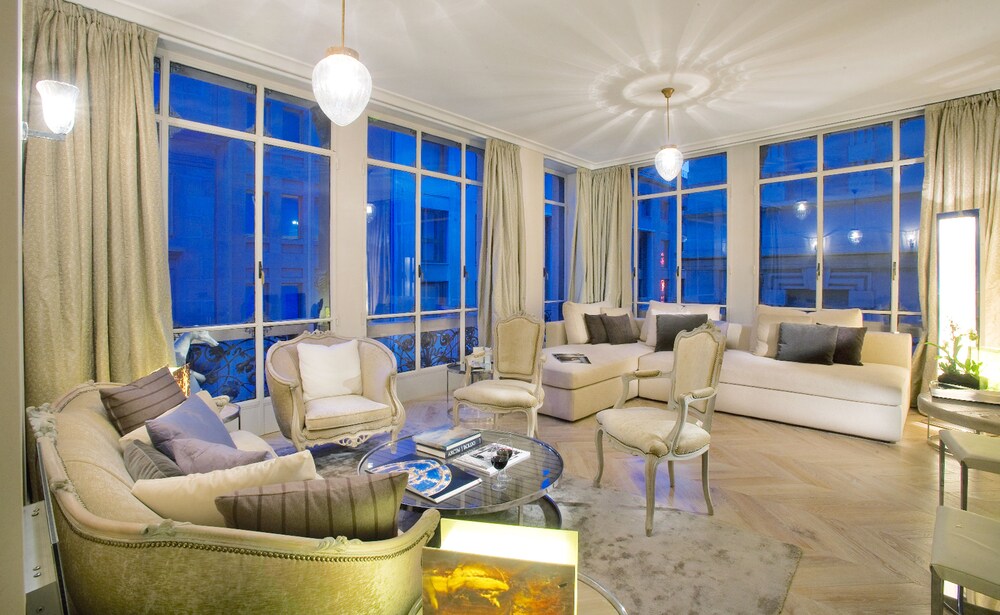 Deluxe Studio Suite, Balcony, Tower - Living Area