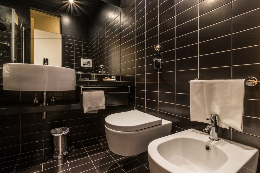 Studio (Modern) - Bathroom