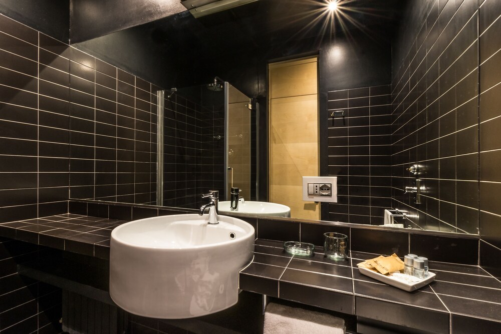 Studio (Modern) - Bathroom