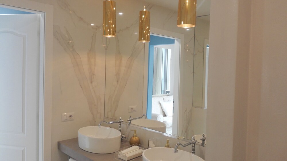 Superior Studio Suite, Non Smoking, Private Bathroom - Bathroom Sink