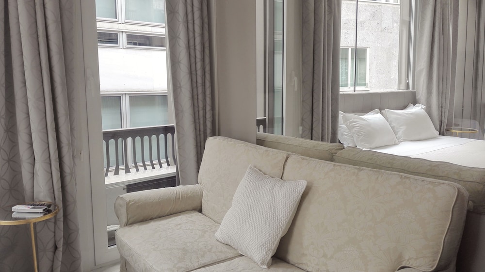 Superior Studio Suite, Non Smoking, Private Bathroom - Living Area