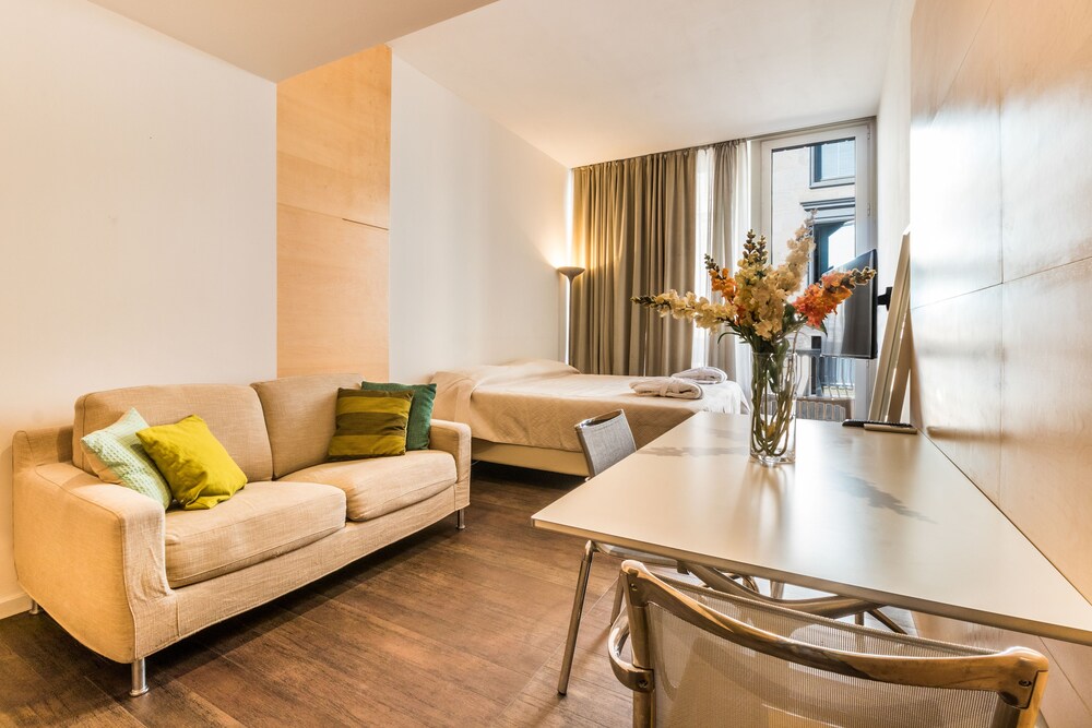 Studio (Modern) - Guestroom