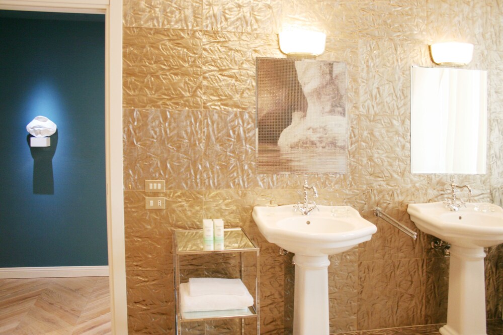 Deluxe Studio Suite, Balcony, Tower - Bathroom