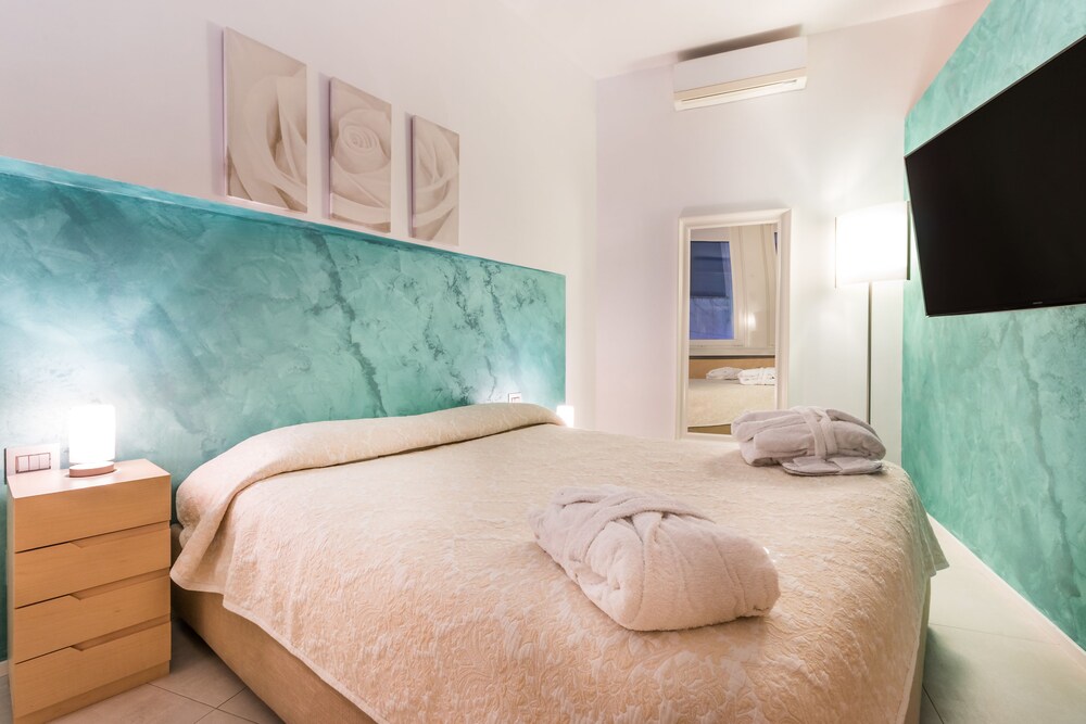 Loft (Modern) - Guestroom