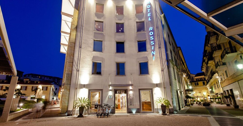 Facciata hotel (sera/notte)