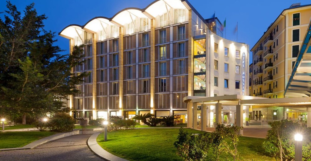 Facciata hotel (sera/notte)
