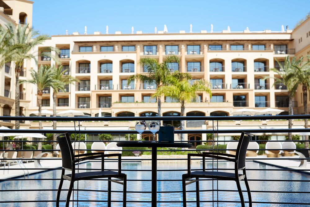 Poolside Bar