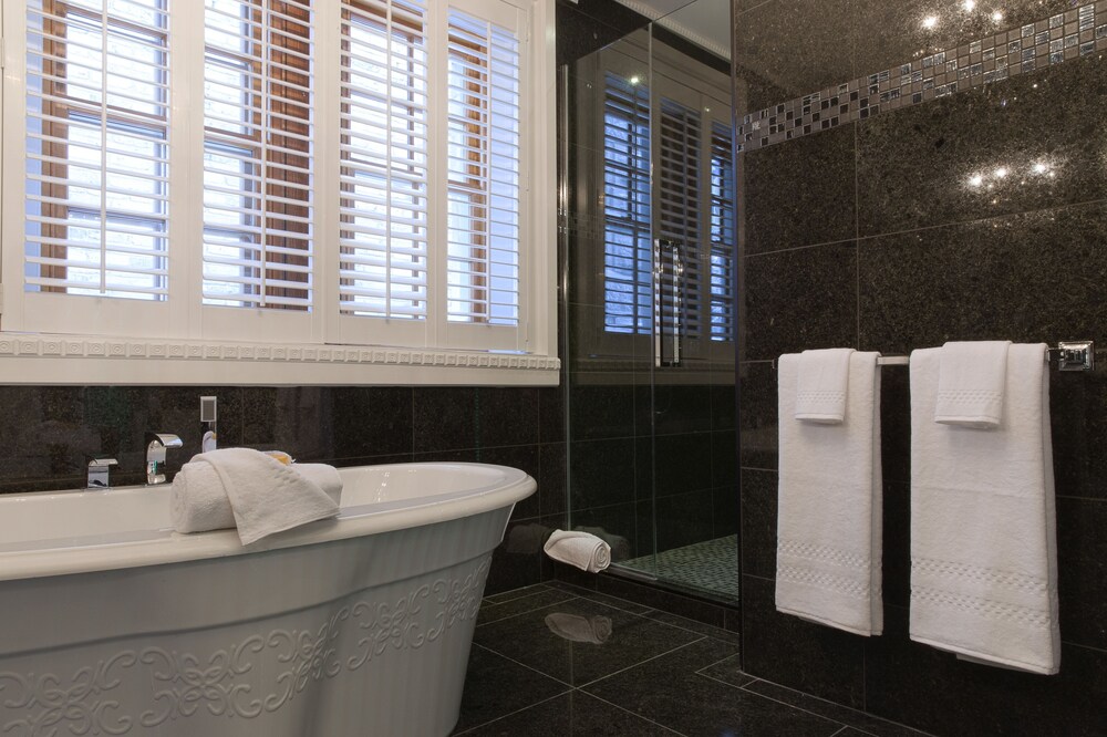 Deep Soaking Bathtub