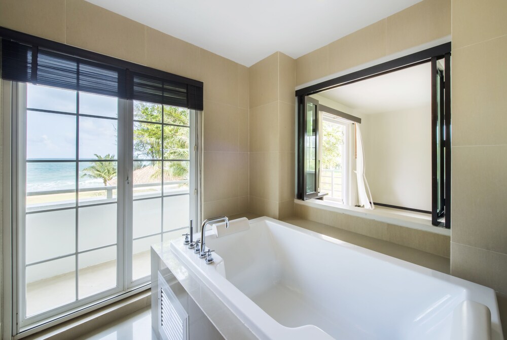 Deep Soaking Bathtub