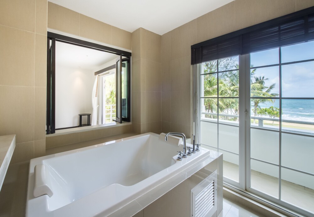 Deep Soaking Bathtub