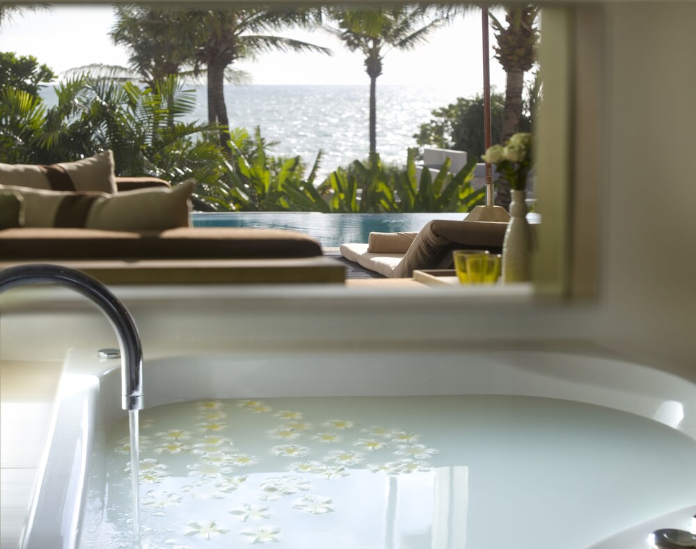 Deep Soaking Bathtub