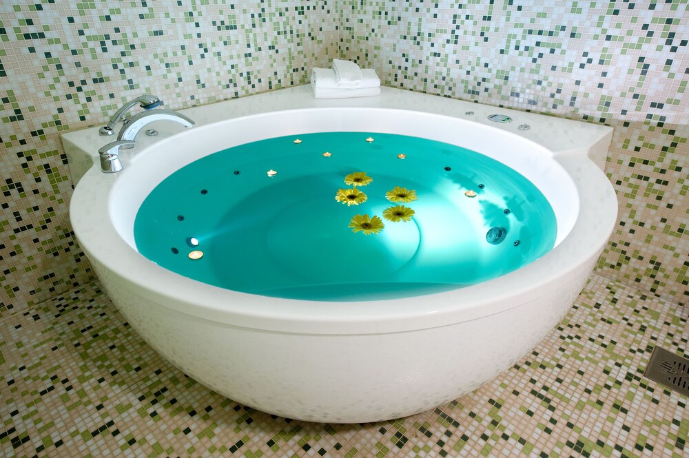 Deep Soaking Bathtub