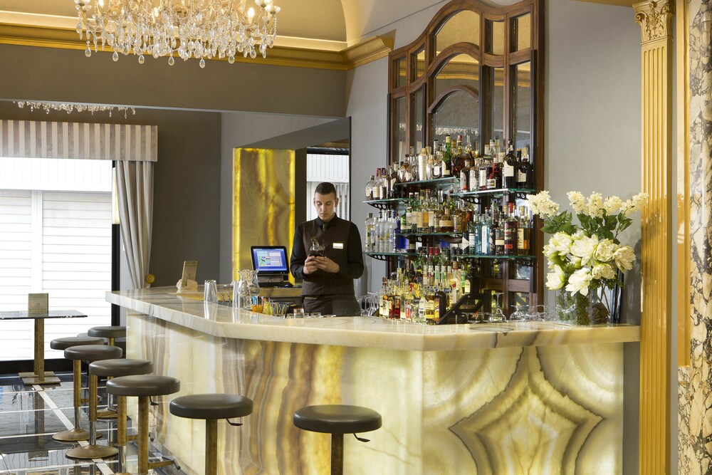 Hotel Bar