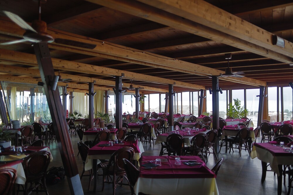 Food Court