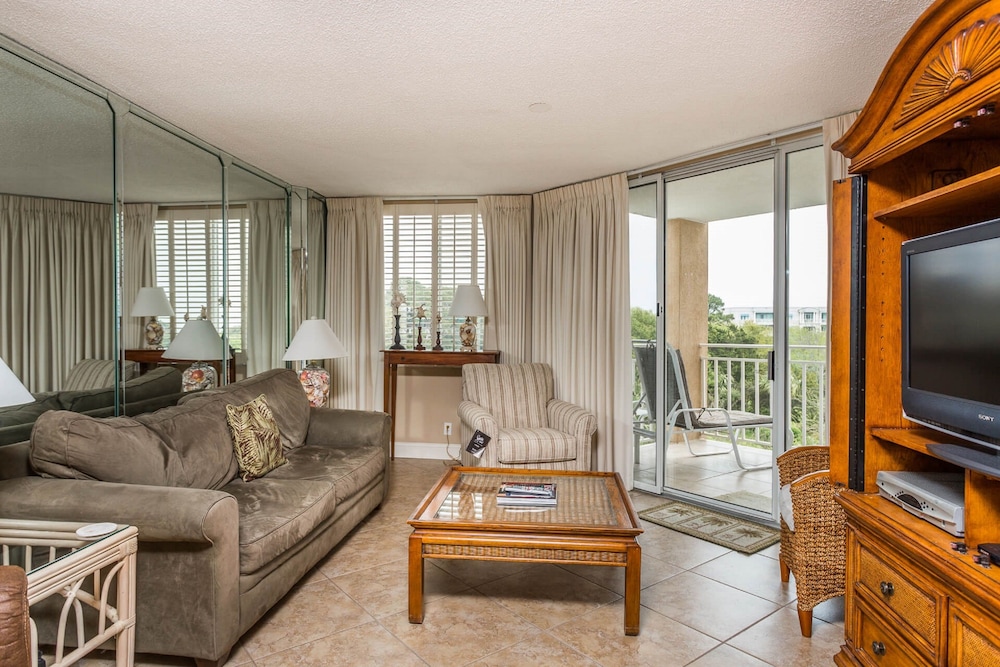 Condo, 2 Bedrooms, Partial Sea View - Living Area
