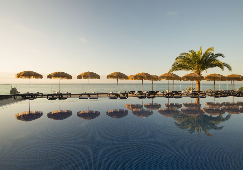 Outdoor pool, Hotel Baía Azul