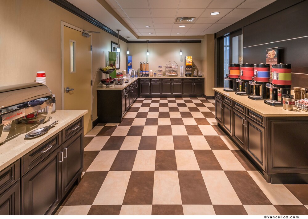 Breakfast area, Hampton Inn & Suites Reno