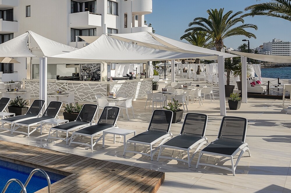Poolside Bar
