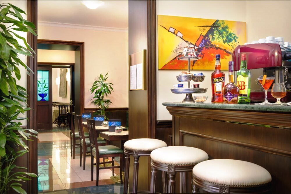 Hotel Bar