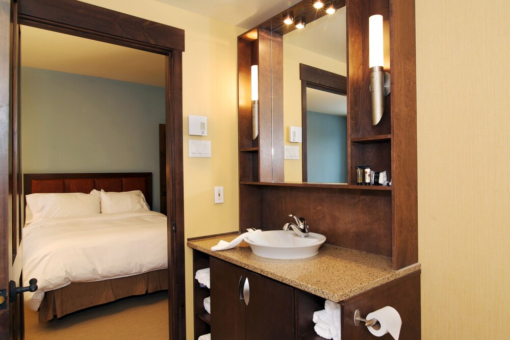 One Bedroom Condominium, 2 queen beds - Bathroom