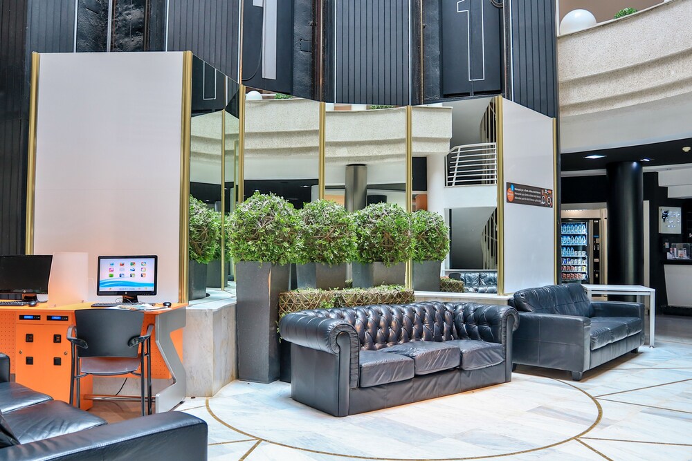 Lobby sitting area, Hotel Mercury