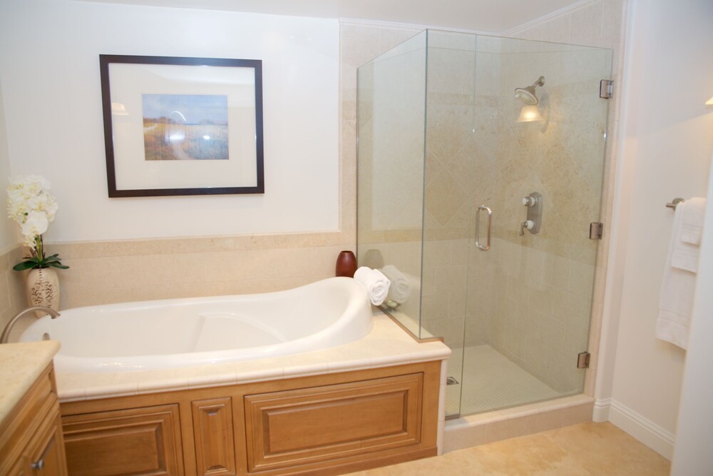 Deep Soaking Bathtub