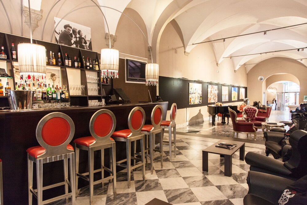 Hotel Bar