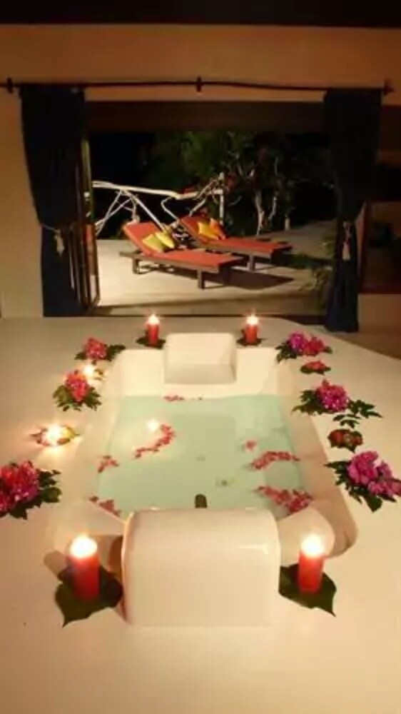 Deep Soaking Bathtub