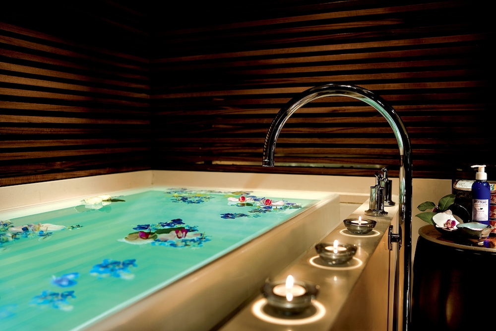 Deep Soaking Bathtub