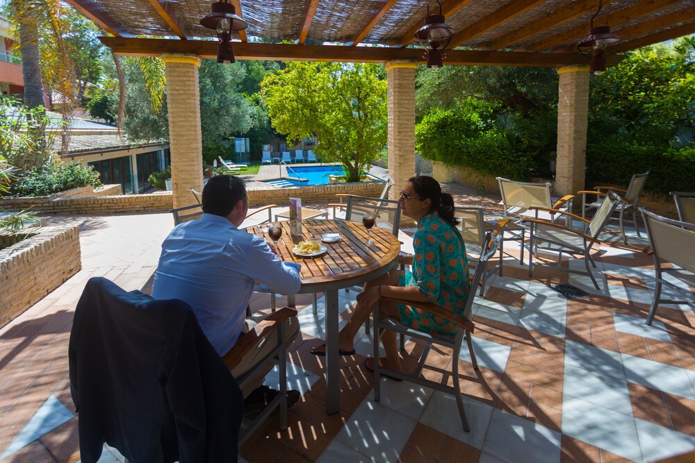 Poolside Bar
