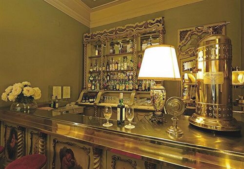 Hotel Bar