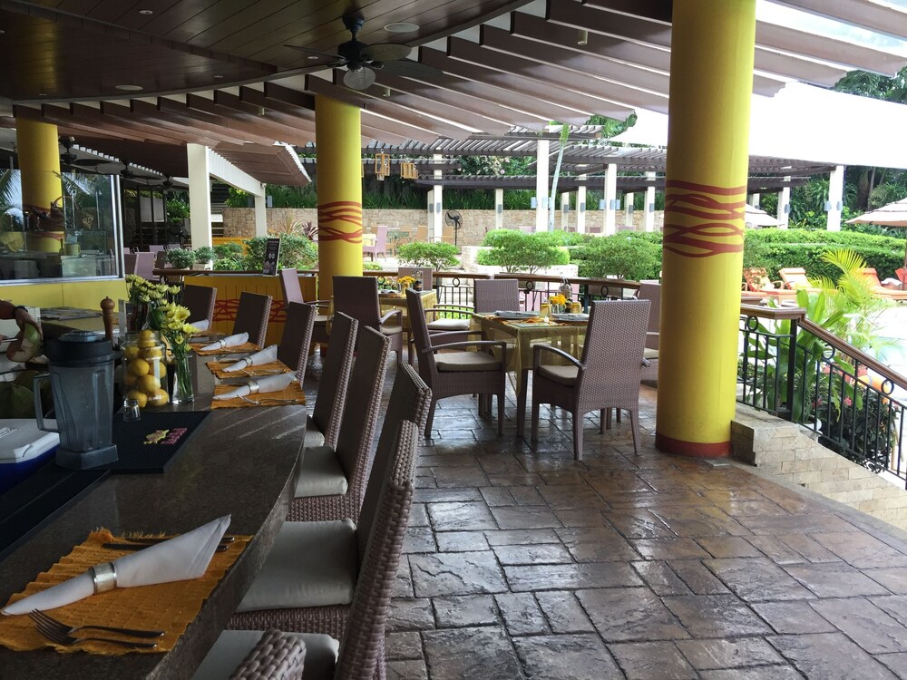 Poolside Bar