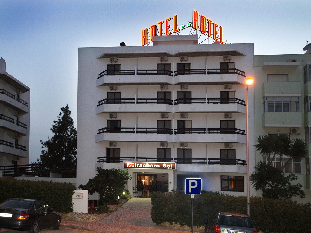 Fachada del hotel de noche