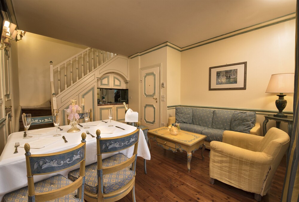 Suite, 2 Bedrooms - Living Room