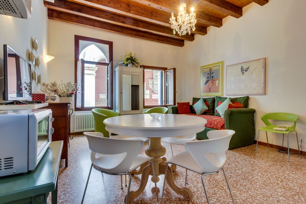 Apartment, 2 Bedrooms (B4 - Random Address) - Living Area