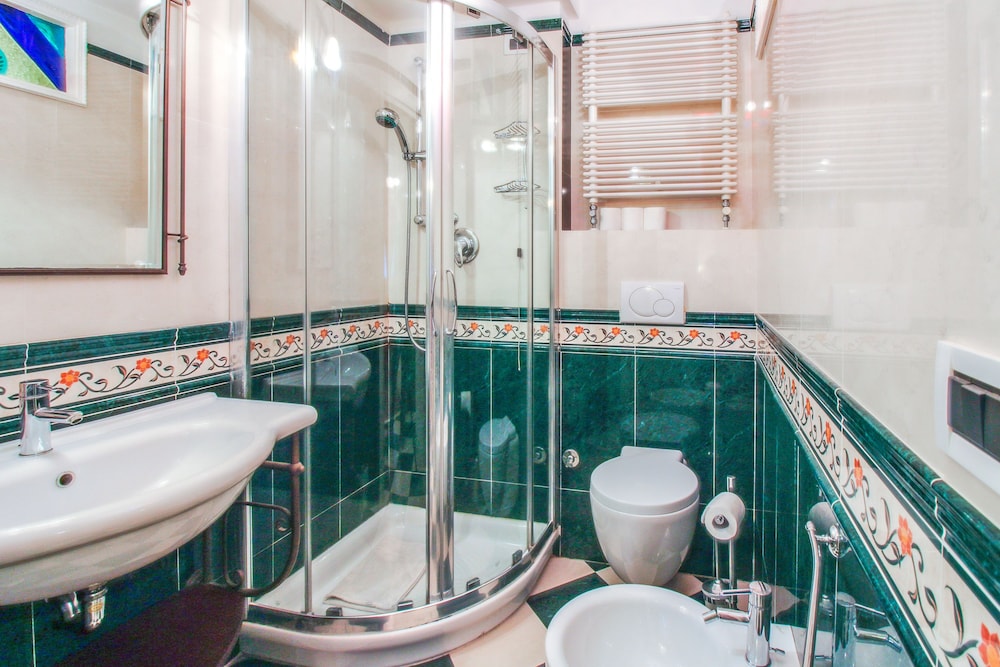 Apartment, 1 Bedroom (B3 - Random Address) - Bathroom