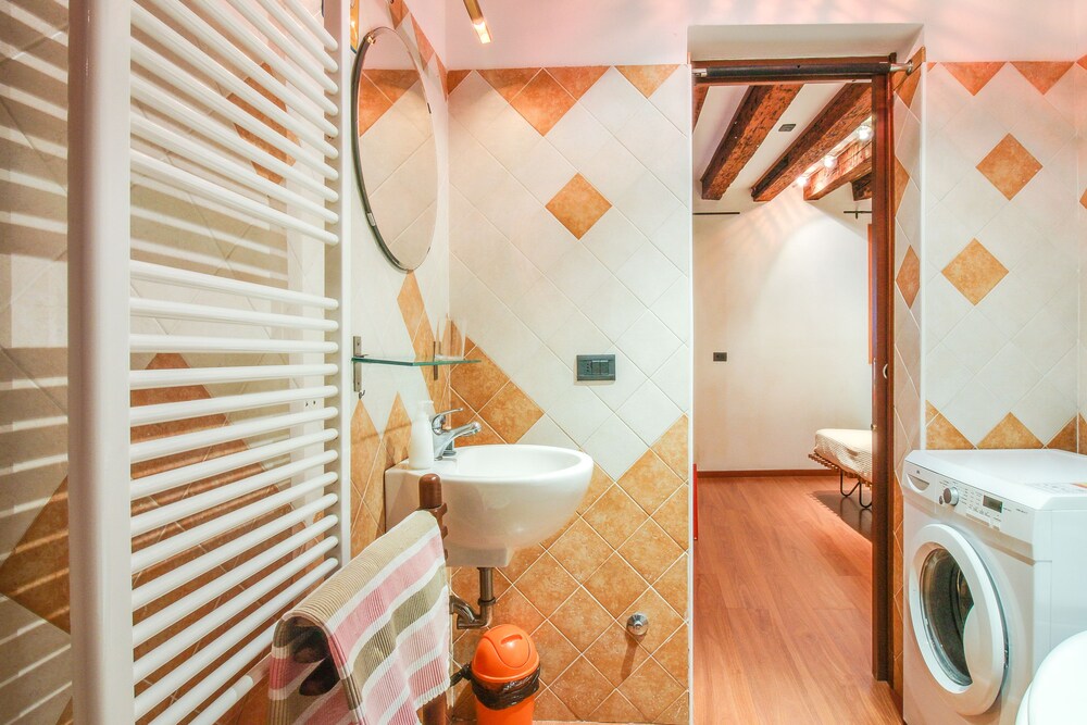 Studio (M2 - Random Address) - Bathroom