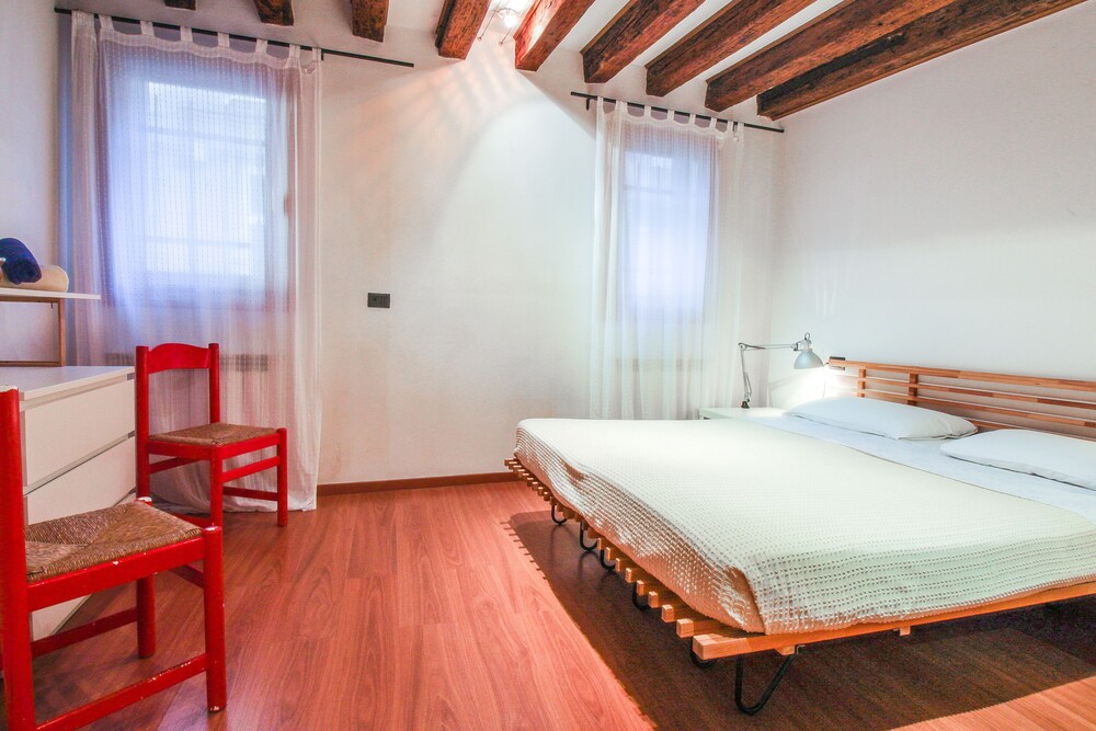 Studio (M2 - Random Address) - Guestroom