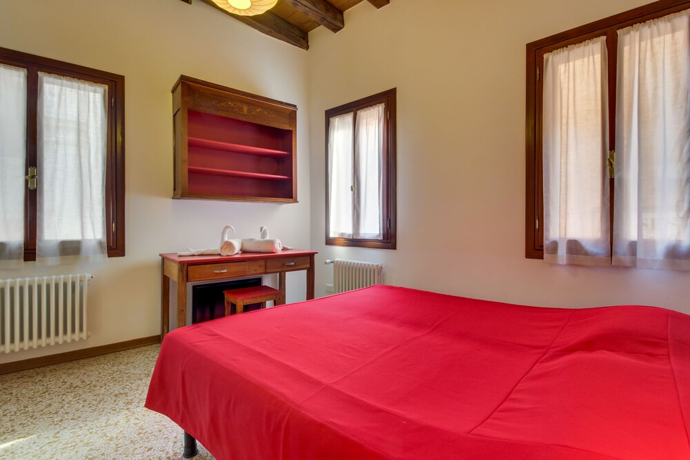 Apartment, 2 Bedrooms (B4 - Random Address) - Guestroom