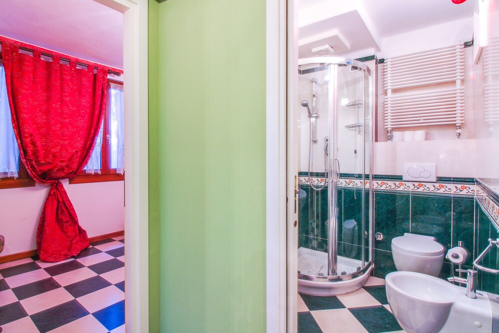 Apartment, 1 Bedroom (B3 - Random Address) - Bathroom